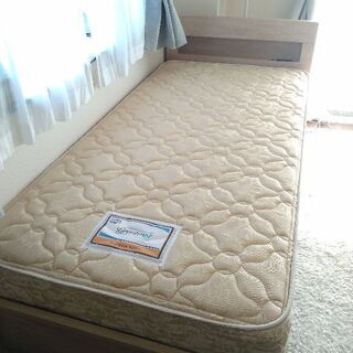 SIMMONS Golden Valueマットレス（ベッドフレームも付けます）