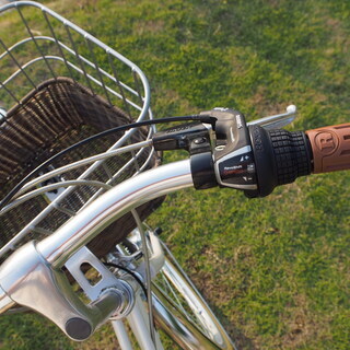 【美品】 おしゃれ前かご自転車　26インチ　6段変速ギア搭載　パールホワイト