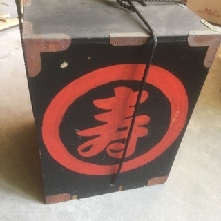 「寿」と描かれた縁起物木箱