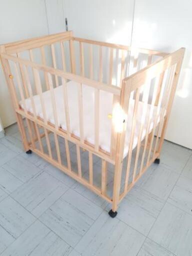 ほぼ未使用 ベビーベッド(ミニ) 3段階調整可 キャスター、収納扉付き