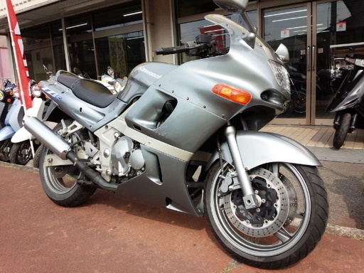 NO.2704　ＺＺＲ４００　Ｎ型　水冷４サイクル１６バルブ４気筒４００ｃｃ　グレーメタリック　☆彡