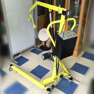 札幌市◆在宅介護 補助用 電動 リフト 床走行キャスター 付き■耐荷重 120kg■ 脚分離型 スリングシート 付属 ユニック 移動