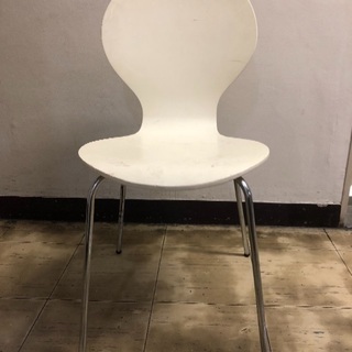 白背もたれ椅子 4脚 差し上げます。