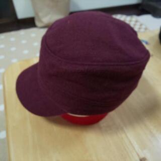 エンジ色のハンチング帽