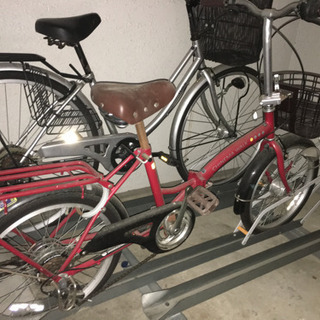 赤色の折りたたみ自転車