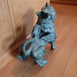 獅子　古物　古美術　美術品　骨董品　置物 中国骨董】石彫 獅子と球の装飾品 転売にぜひ - メルカリ