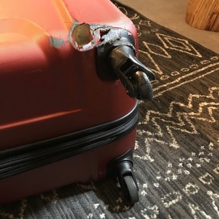 キャスターが１つ壊れたスーツケース