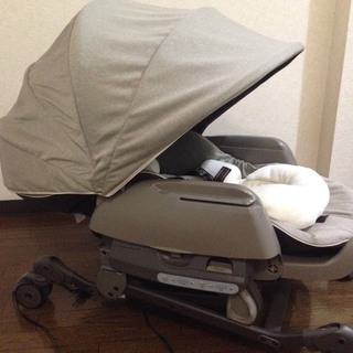 美品！コンビ ホワイトレーベル ネムリラ AUTO SWING BEDi おやすみ