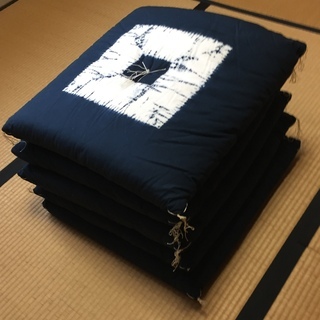 高級座布団 5枚組 藍染め 箱入り 美品 0円～2000円です。