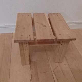 小さな木製の椅子 台 