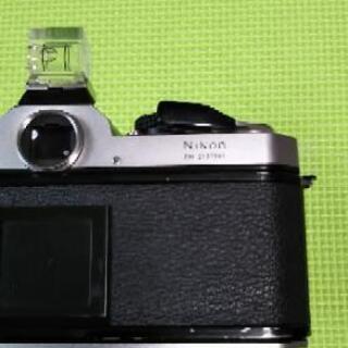 Nikonのフィルム式一眼レフカメラになります。