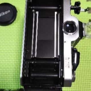 Nikonのフィルム式一眼レフカメラになります。