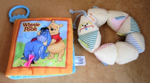 コンビ Combi カサカサだいすき ラトル トミー Tomy Winnie The Pooh くまのプーさん 布あそびえほん 赤ちゃんも ロボコン 港南台のベビー用品の中古あげます 譲ります ジモティーで不用品の処分