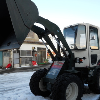 冬の辛い除雪も楽々!キャビン付きミニタイヤショベル