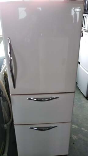 HITACHI　３枚ドア冷蔵庫　２６５L　中型サイズ　自動製氷機能付き