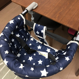 子供用テーブルにつける椅子