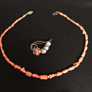 桃色サンゴのネックレスとブローチ