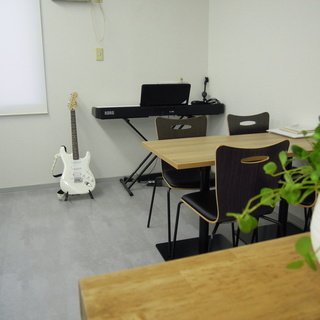 レッスンや小さな発表会に使えるスペースがあります。