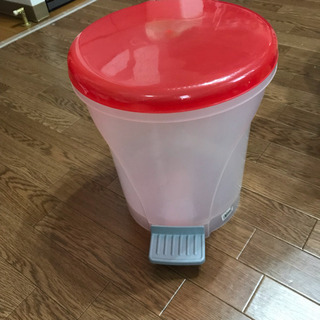 足踏み式蓋付き プラスチック製ゴミ箱