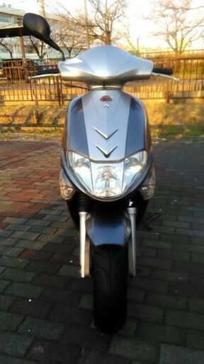 2ストロークエンジン, 14935 km.とても速いバイクです。とても良いエンジン。 Kymco（Vitality）（50）、2ストロークエンジン。キャブレターはオーバーホールされています。バッテリーは新品です。バックタイヤは新品です。バックブレーキパッドは新品です。