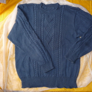 手編みの綿セーター