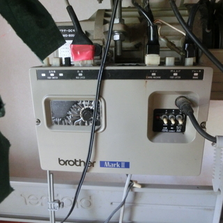 ブラザー高速一本針　工業用ミシンＤＢ２－Ｂ７３７－３１３　自動糸切ＮＧ　付属多数あり