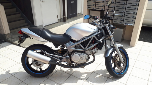 VTR250 キャブ 2000年式 登録、整備代込みの価格 !!