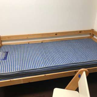 差し上げます。北欧製のシングルベッドです。