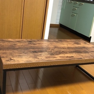 レトロな木製テーブル