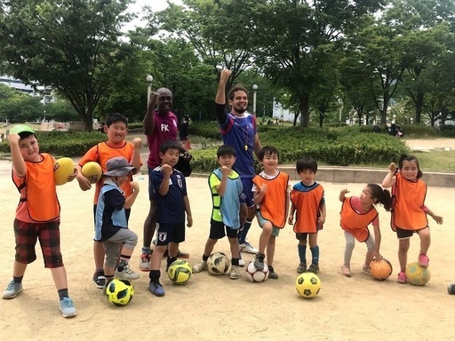 イギリス人コーチと英語サッカー In 大阪 Eigofamily 天満のスポーツのイベント参加者募集 無料掲載の掲示板 ジモティー イギリス人コーチと英語サッカー In 大阪 Eigofamily 天満のスポーツのイベント参加者募集 無料掲載の掲示板 ジモティー