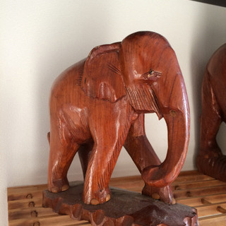 木彫りの重量感ある像(象)です！