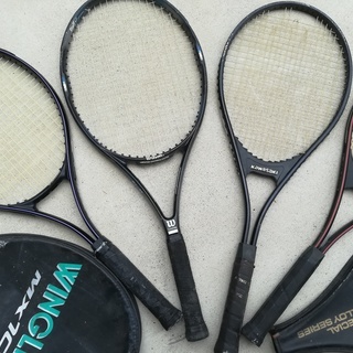 テニスラケット4本（ミズノ2本、カワサキ1本、ウイルソン1本）