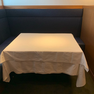 銀座フレンチレストランのテーブル