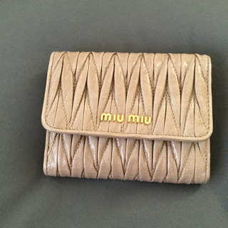 MIUMIUの2つ折り財布