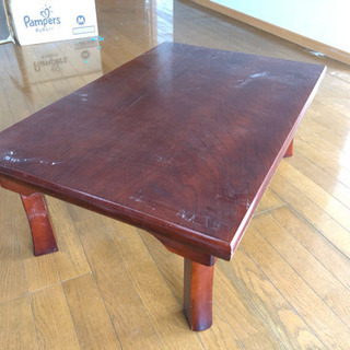 レトロな木製テーブル