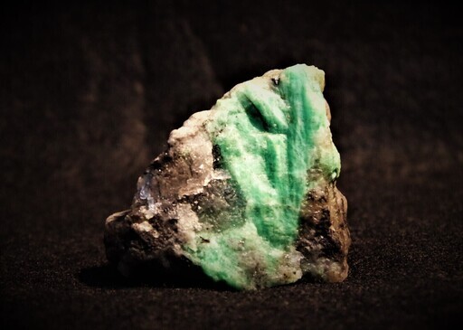 母岩付 コロンビア産 エメラルド原石 約115グラム パワーストーン 結晶 天然石 5月 誕生石　鉱物標本