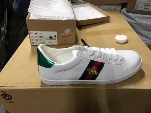 スニーカー 赤・緑