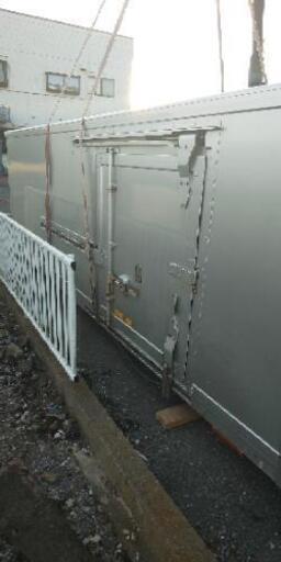 シャッター式 保冷コンテナ 頑丈 左右スライド式の扉 長さ462cm×幅