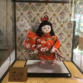ガラスケース入り日本人形