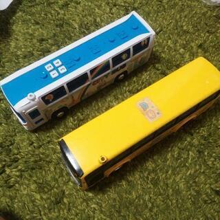 バスのおもちゃ二台
