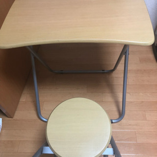 学習机と丸椅子