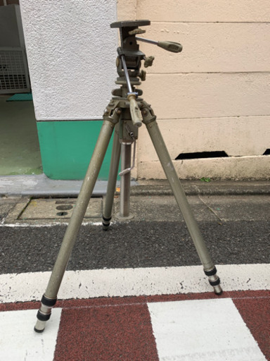 ジッツオの3脚とカメラ(レンズ付き)