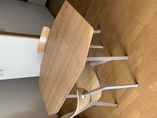 IKEA（イケア）のダイニングテーブル、椅子x2セット
