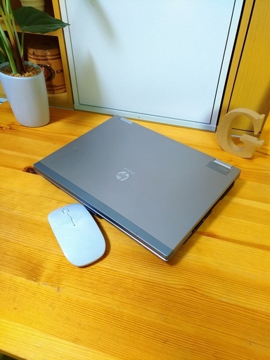 corei7メモリ8GでSSD搭載の超高性能パソコン☆　コンパクト軽量で持ち運びも便利★　高級感のあるスタイリッシュシルバー♪　最新Windows10★　　最新Windows10☆　高速★　高性能corei7　メモリ8G　SSD120G　カメラ付き　ヒューレットパッカード　HP　EliteBook　64Bit　シルバー　高級感　12.1インチ　マウス付き 　DVDマルチドライブ　ノートパソコン　無線LAN　Wi-Fi対応