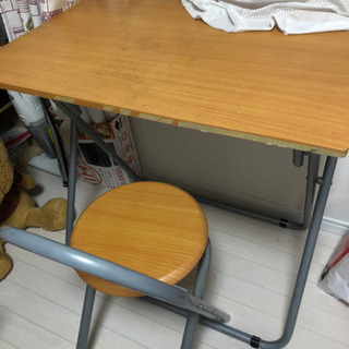 折りたためるテーブルと椅子