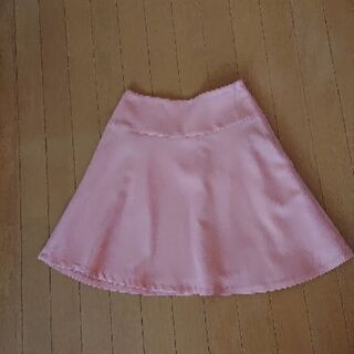 サーモンピンクのスカート