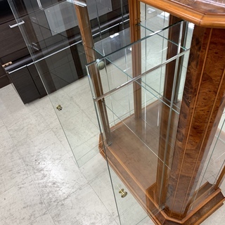 J101　飾り棚　ガラスショーケース　キャビネット　アンティーク調　幅830mm J101 飾り棚 ガラスショーケース キャビネット アンティーク調 幅830mm