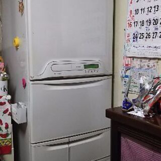 TOSHIBAの光プラズマの冷蔵庫です   古いけど氷も作れるし...