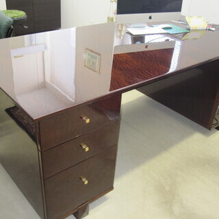 IDC大塚家具で購入したデスク（スプレンダー、マホガニー玉杢）