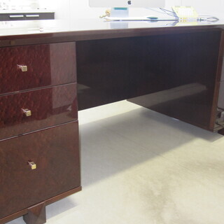 IDC大塚家具で購入したデスク（スプレンダー、マホガニー玉杢）